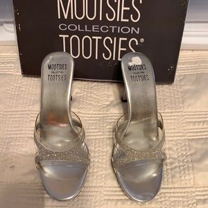 Moots is Tootsies size 7 silver Glitter slide on